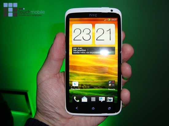 HTC One X de face prise en main
