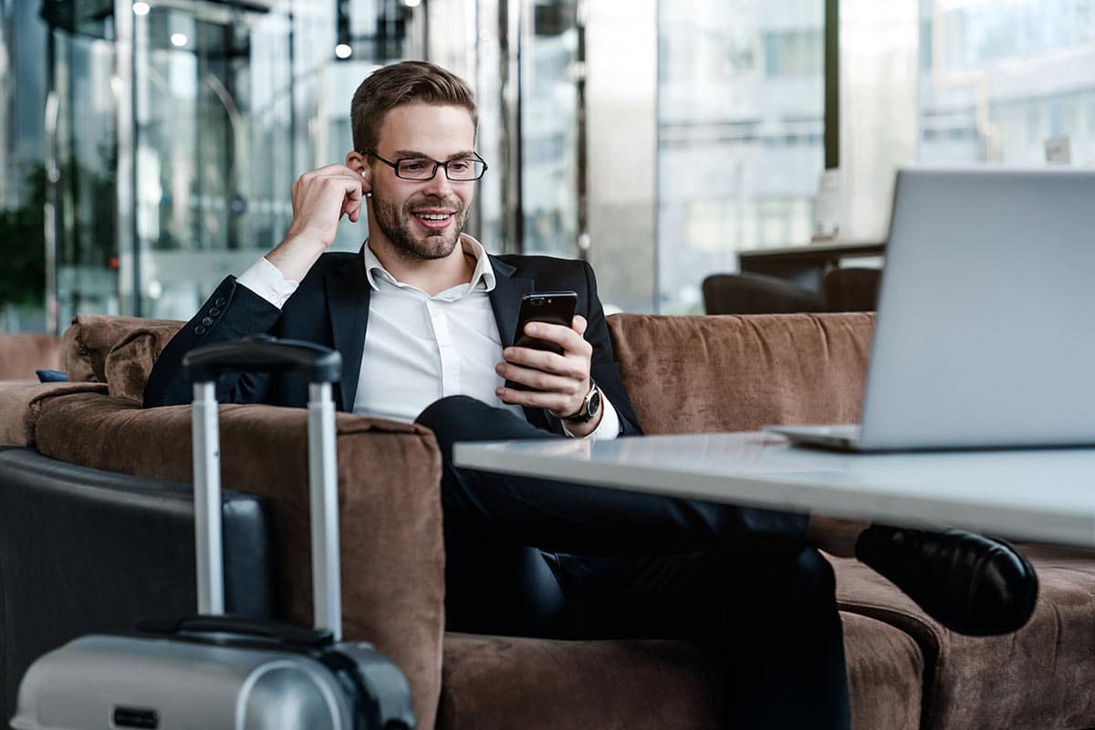 À l'aéroport, dans le train ou sur un banc, on peut désormais suivre des formations en ligne sur son smartphone